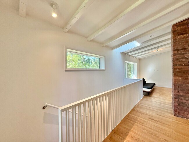 Building Photo - Luxurious 4BD, 3BA Raleigh Home with Fence...