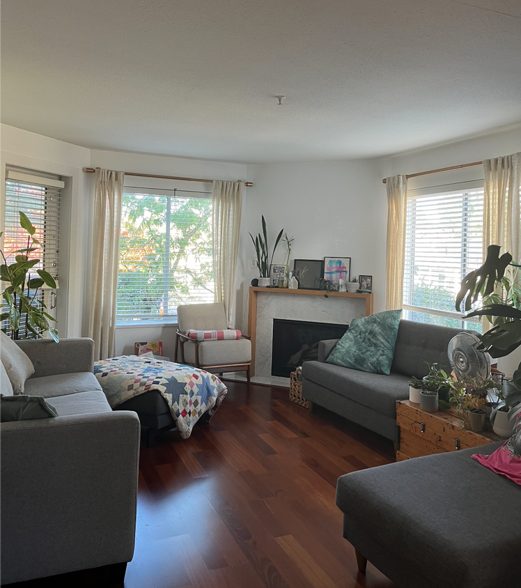 West facing living room, bright and warm - 1723 Frances St