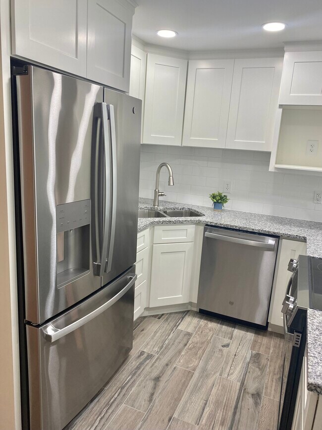 Kitchen with Dishwasher - 609 Market St S