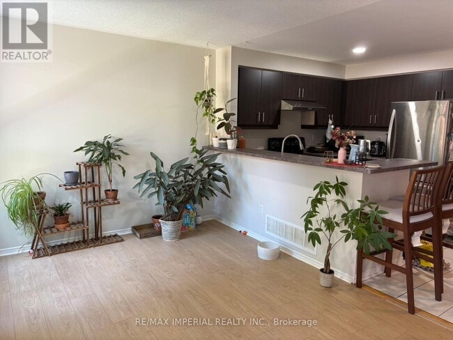 Building Photo - 453 Heddle Crescent