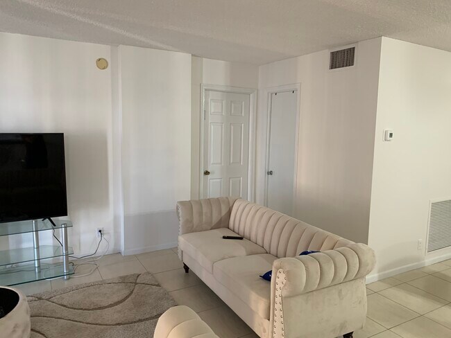 Living room - 137 Golden Isles Dr