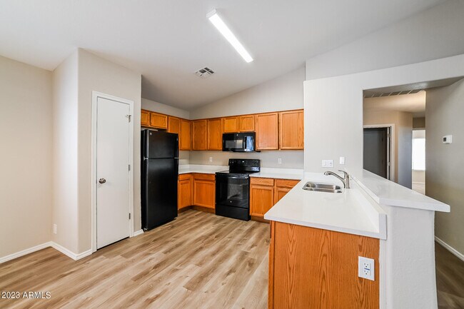 Foto del edificio - 6522 E Nance St
