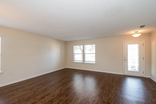 Foto del edificio - 11558 Brian Lakes Dr N