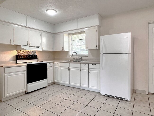 Foto del edificio - Three-Bedroom Home with Spacious Family Bo...