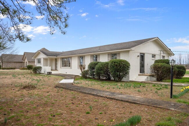 Building Photo - 16985 Oakdale Rd