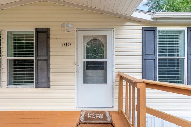 Building Photo - 700 Persimmon St