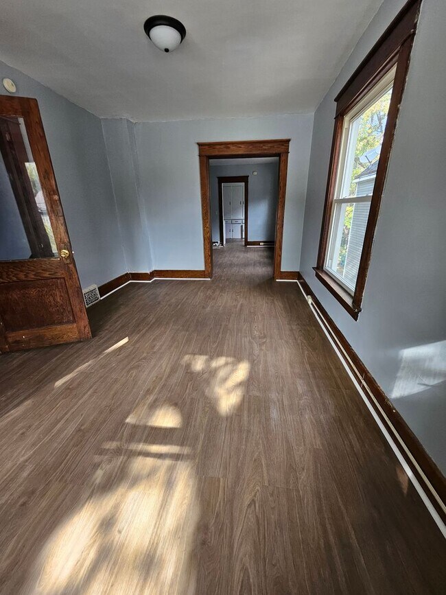 Foto del edificio - Upper 2 bedroom unit