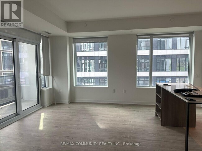 Photo du bâtiment - 2495 Eglinton Ave W