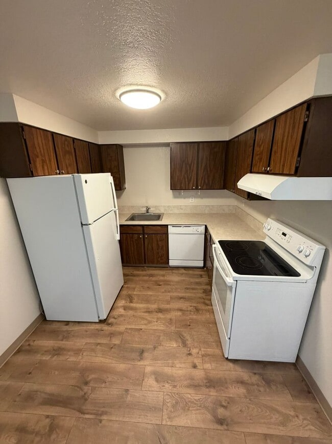 Building Photo - Charming 2 Bedroom Duplex With Fenced Yard In Quiet Neighborhood!