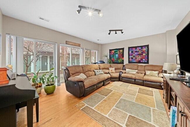 Foto del edificio - 3864 Wehrman Ave