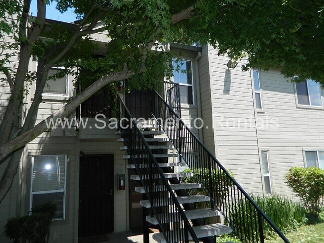 Building Photo - Spacious Rosemont 2bd/1ba Condo with Extras!