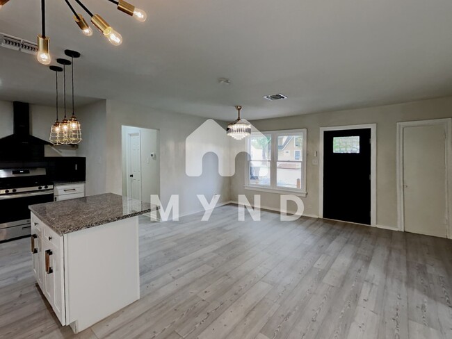 Building Photo - 1110 Clower
