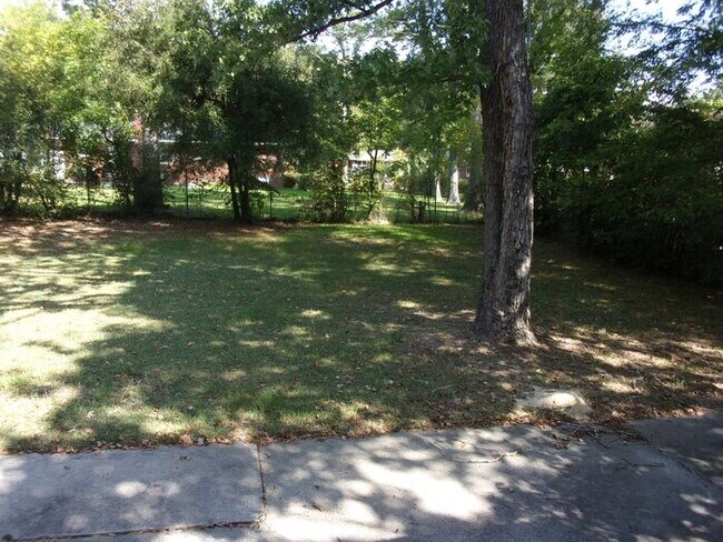 Foto del edificio - 3 Bedroom 1 Bath Brick Ranch - Recently Updated and Painted