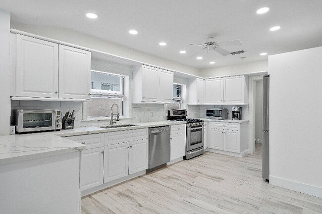 Building Photo - 411 Poinciana Dr