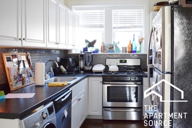 Photo - 3823 N Greenview Ave Apartment