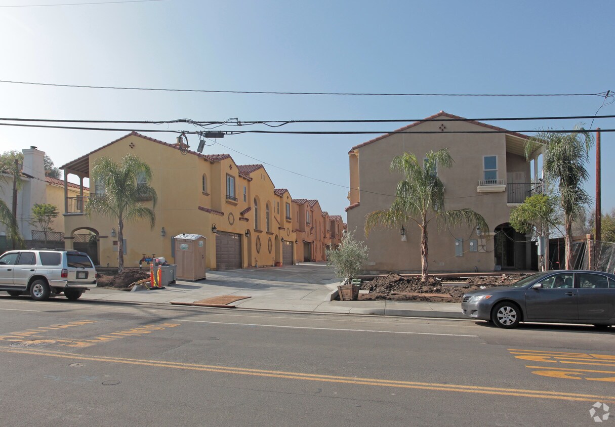 Foto del edificio - Bella Townhomes