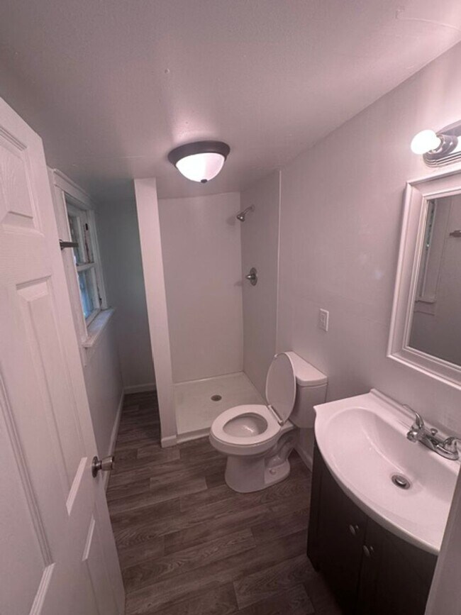 Building Photo - 2 Bed 1 Bath Home