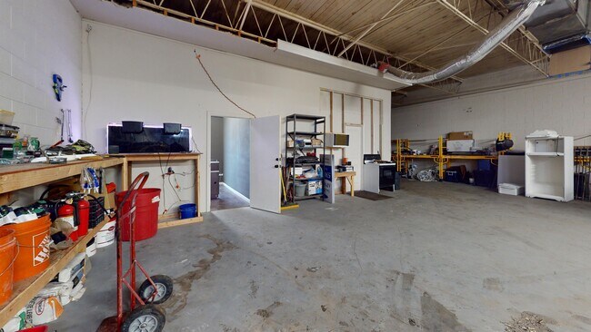 Building Photo - 3390 S Market St