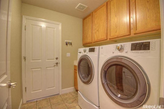Foto del edificio - 4190 Meadow Wood Dr
