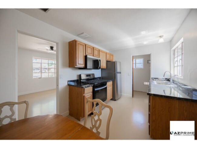 Building Photo - Welcome to this Charming 2/1 Phoenix Duplex Unit!