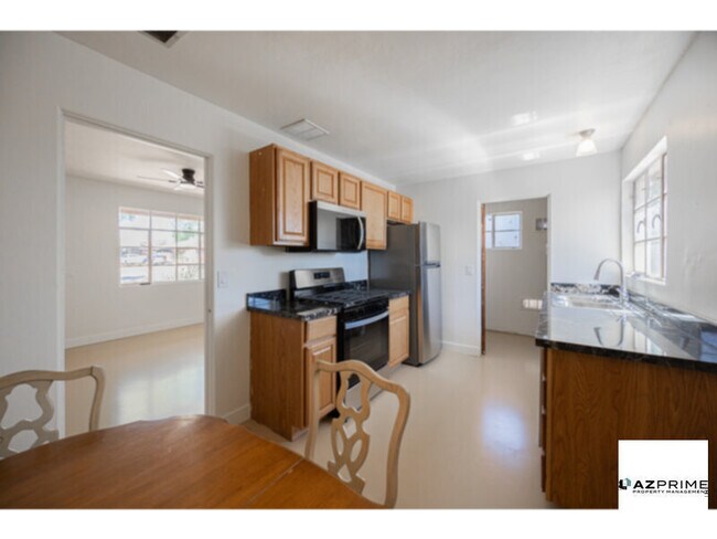 Foto del edificio - Welcome to this Charming 2/1 Phoenix Duplex Unit!