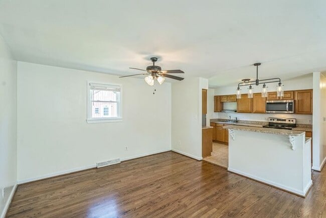 Building Photo - 8265 Warren Dr