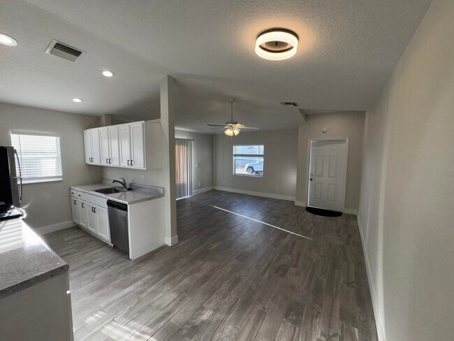 Foto del edificio - 553 E Ridge Cir N