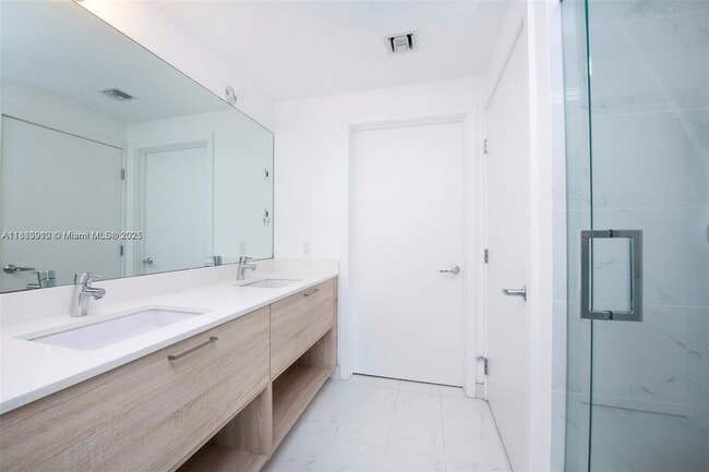 Foto del edificio - 16385 Biscayne Blvd