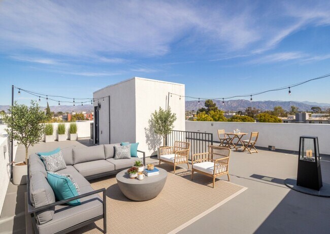 Foto del edificio - 5134 Riverton Ave