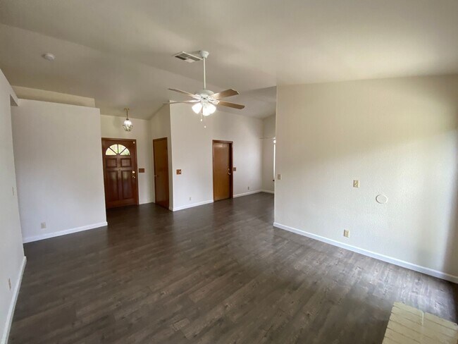 Foto del edificio - Southeast Visalia home available now!