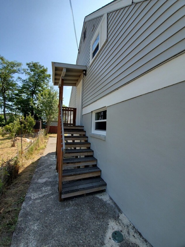 Primary Photo - 119 E Cedar St
