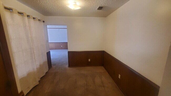 Building Photo - Centrally Located/ Convenient to Major Tho...