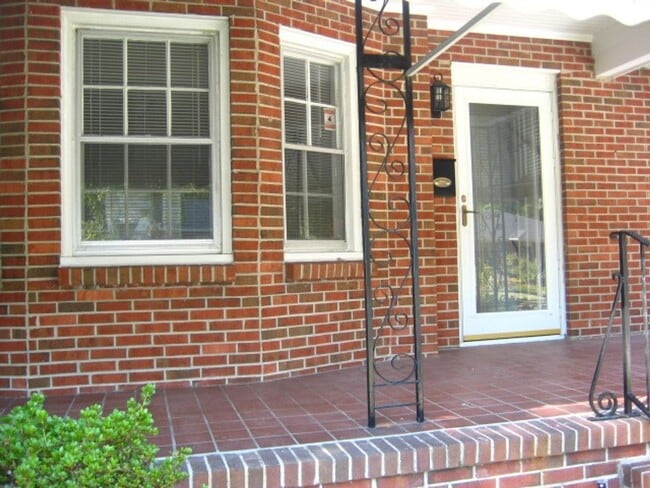 Foto del edificio - Charming brick ranch in Ellsworth