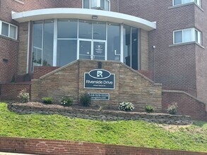 Building Photo - 2112 Riverside Dr