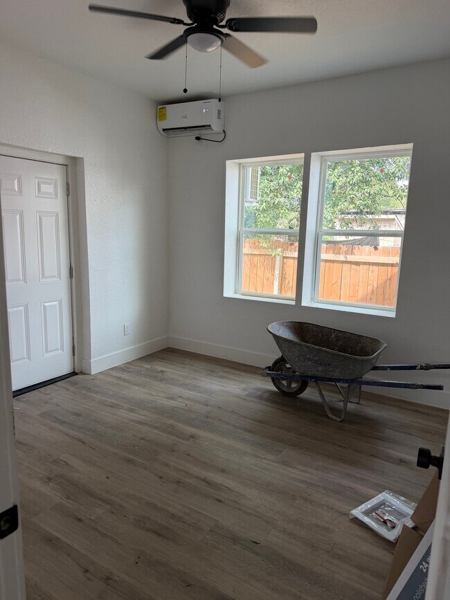 Building Photo - 403 S Calaveras St