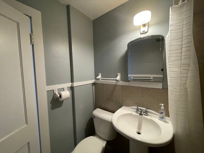 Building Photo - Main Floor Apartment near park!