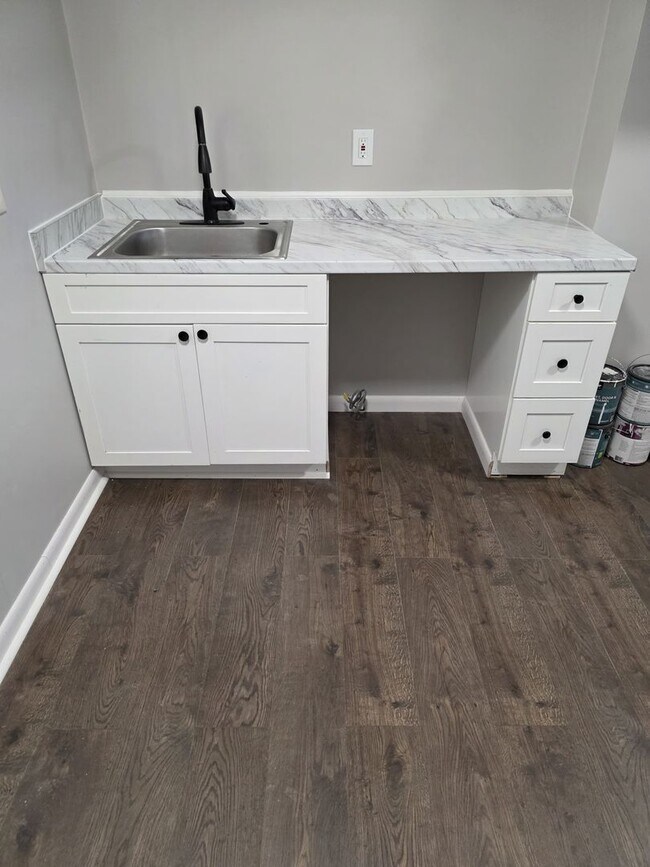Building Photo - NEWLY RENOVATED 2 BEDROOM WITH WASHER & DR...