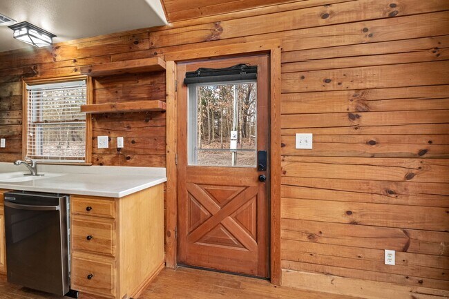 Foto del edificio - Peaceful 3BR Home with Wrap Around Patio | Lake Access within walking distance