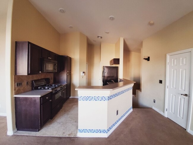 Building Photo - GORGEOUS 2 BED 2 BATH CONDO!