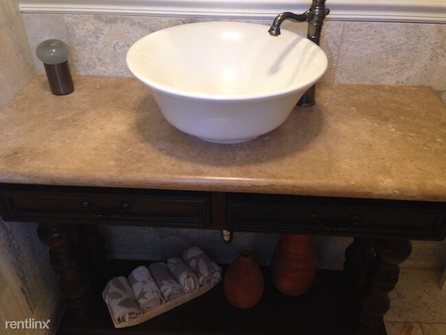 Building Photo - 1 br, 1.5 bath House - 10318 Silverton Ave