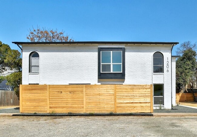 Building Photo - 1206 Hollow Creek Dr