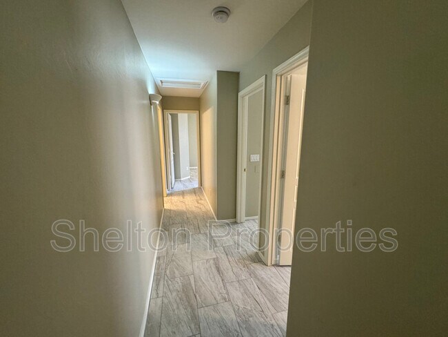 Foto del edificio - 16725 W Washington St