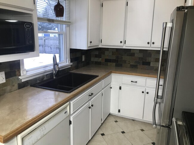 Foto del edificio - 576 Pinecrest St