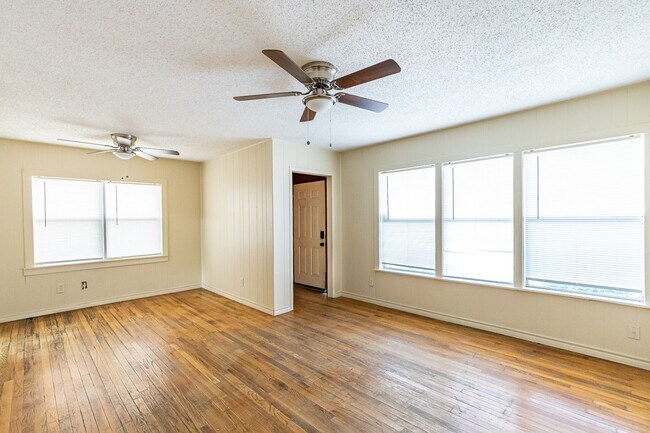 Building Photo - 2 Bedroom, 1 Bath Home in the Medical Dist...