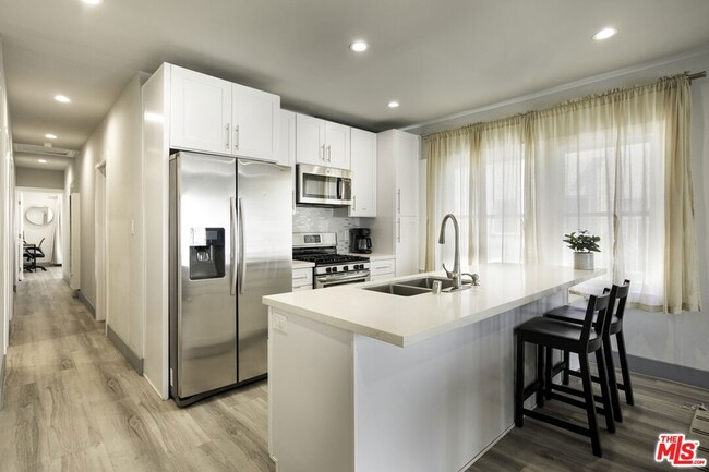 Building Photo - 1559 1/2 S Harvard Boulevard Unit