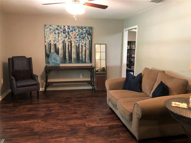 Foto del edificio - 5914 Whispering Pines Rd
