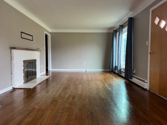 Building Photo - 743 Lander Rd