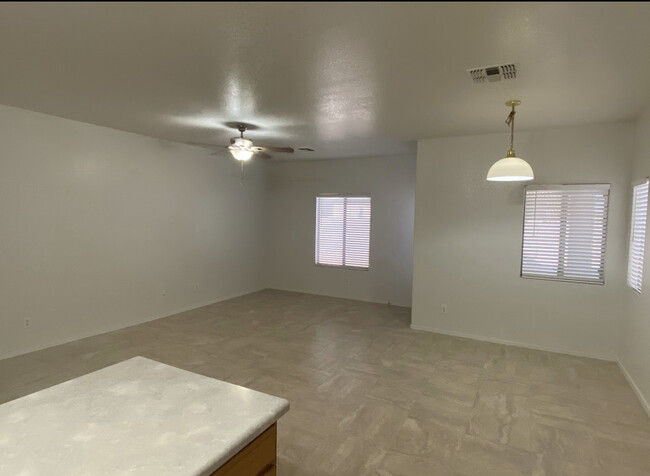 Building Photo - 814 W Cholla St