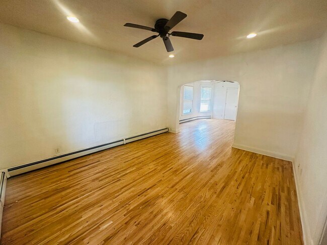 Building Photo - Charming 3 Bedroom Single Family Home Avai...
