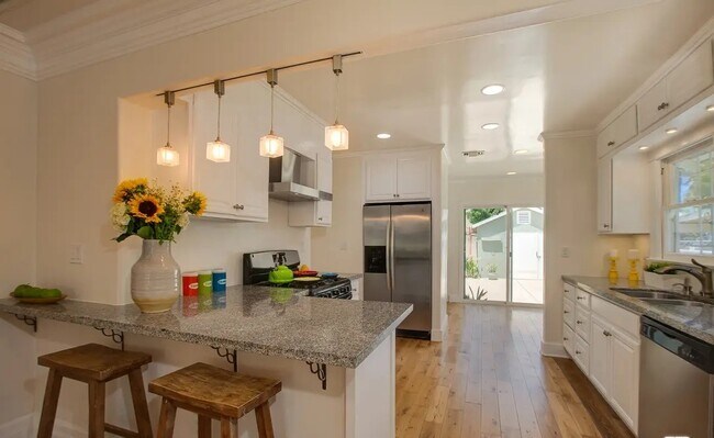 Foto del edificio - 1763 W 39th St